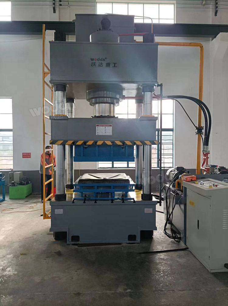 500噸米字型不銹鋼水箱板油壓機(jī).jpg