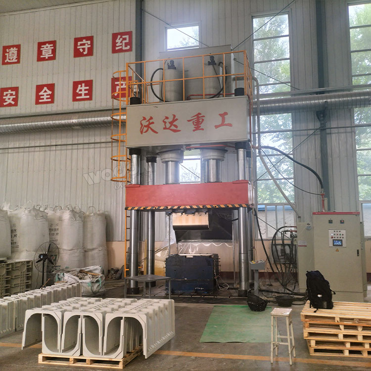 800噸三梁四柱油壓機(jī)客戶現(xiàn)場(chǎng).jpg