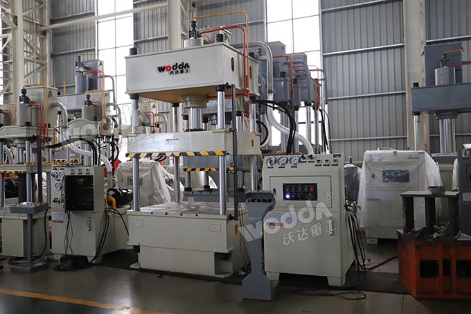 100噸三梁四柱液壓機.jpg